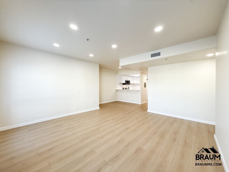 Building Photo - 11035 Moorpark St