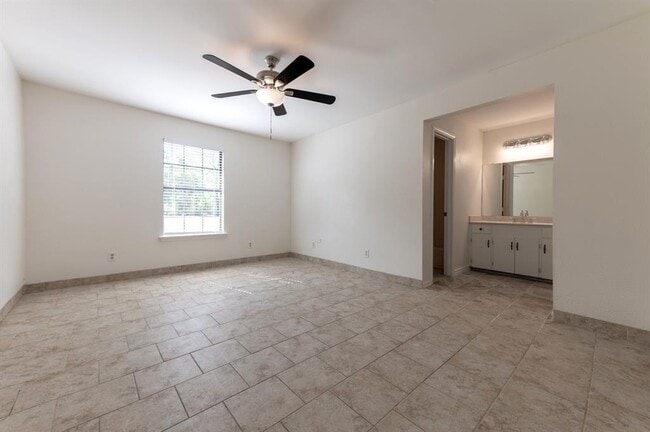 Building Photo - 606 E 2nd St