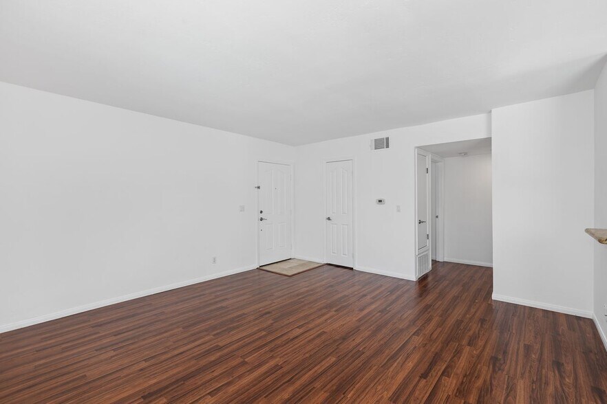 Building Photo - 1499 Broadway