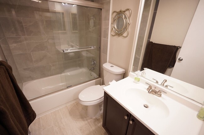 Building Photo - Renovated 2/2 in quite 55+ community