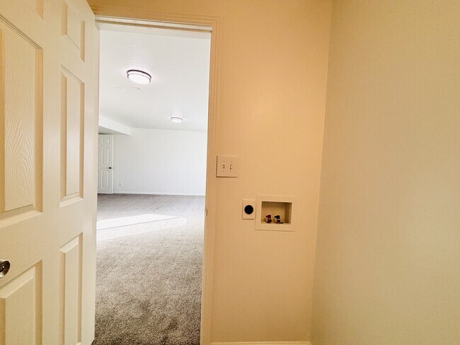 Building Photo - 1094 1825 W