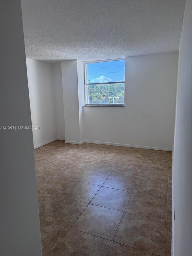 Building Photo - 2821 N Miami Beach Blvd