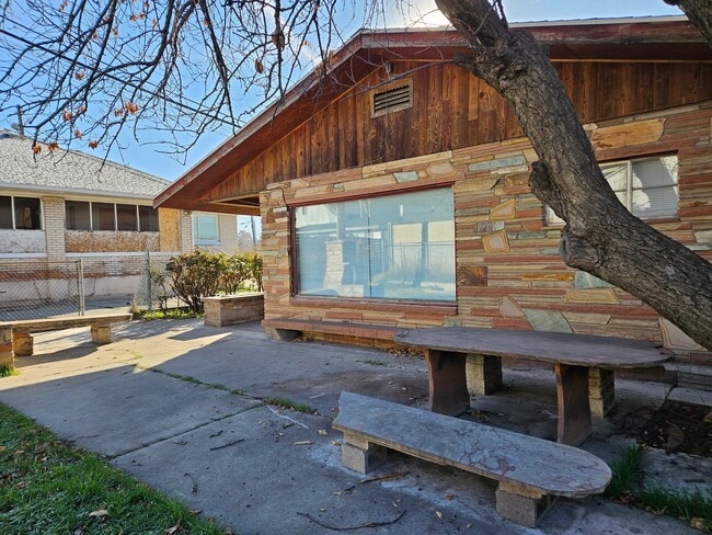 Building Photo - 316-317 S Vincent Ct