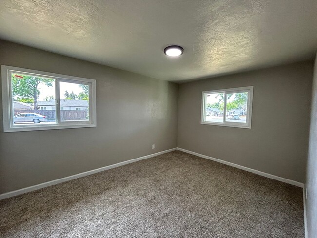 Building Photo - 1404 Grape Ave