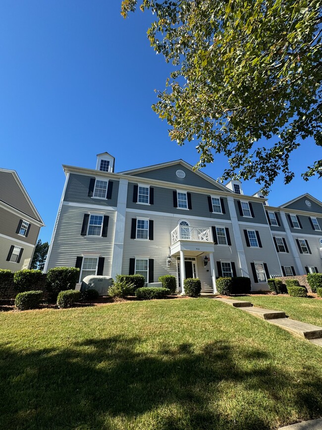 Exterior Front View of Building - 962 Plaza Walk Dr