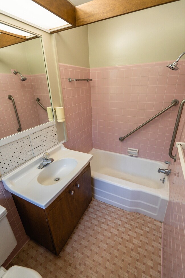 Building Photo - 2103 Evergreen Dr