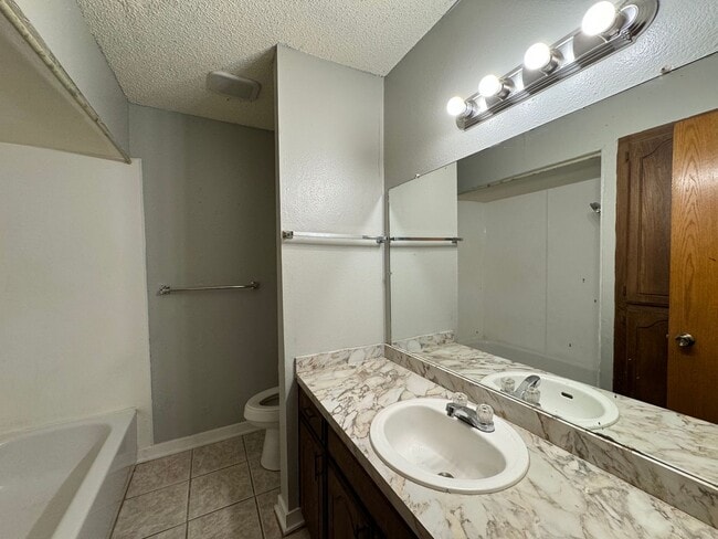 Building Photo - Charming home in North Edmond + 2 bedrooms