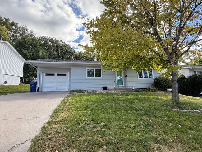 Building Photo - Charming 3 Bed, 1 Bath Home in Quiet Bette...
