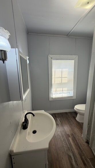 2nd Full Bathroom - 1108 Wyllie Ave