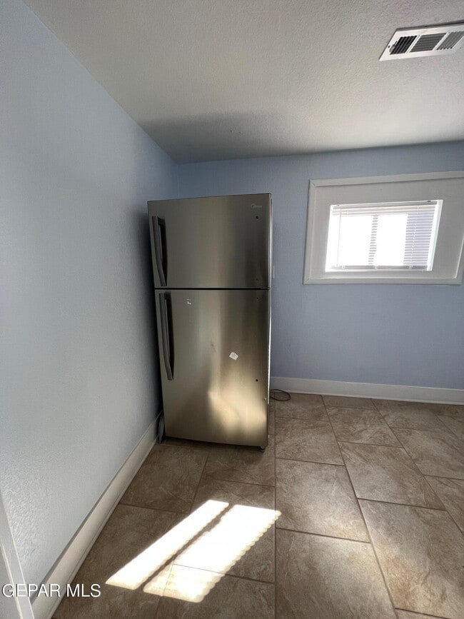 Building Photo - 8870 Sunland Rd