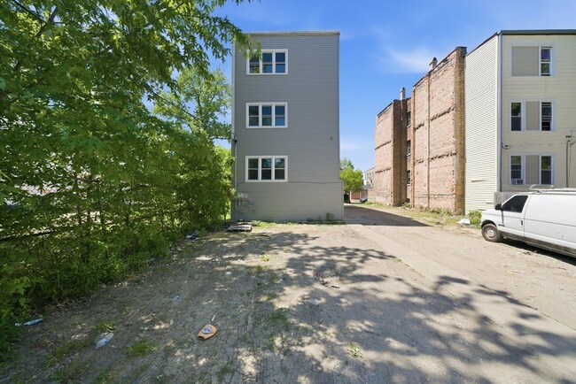 Building Photo - 541 N Lawndale Ave