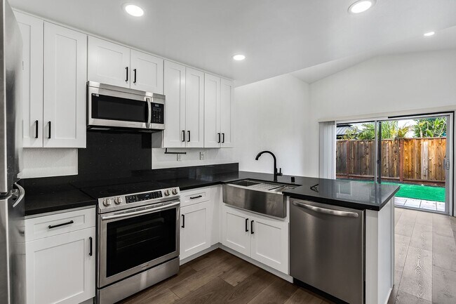 Building Photo - Just Renovated: Stunning 3-Bedroom, 2-Bath...