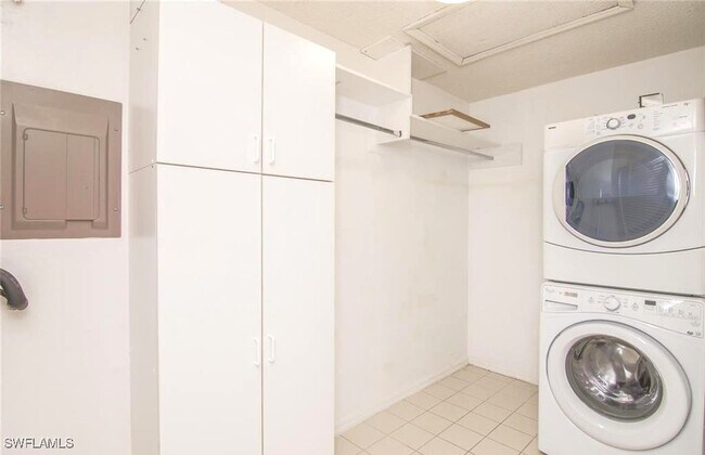 Building Photo - 613 Squire Cir