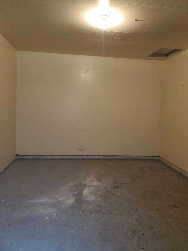 Building Photo - 2 Bedroom 1 Bath Duplex