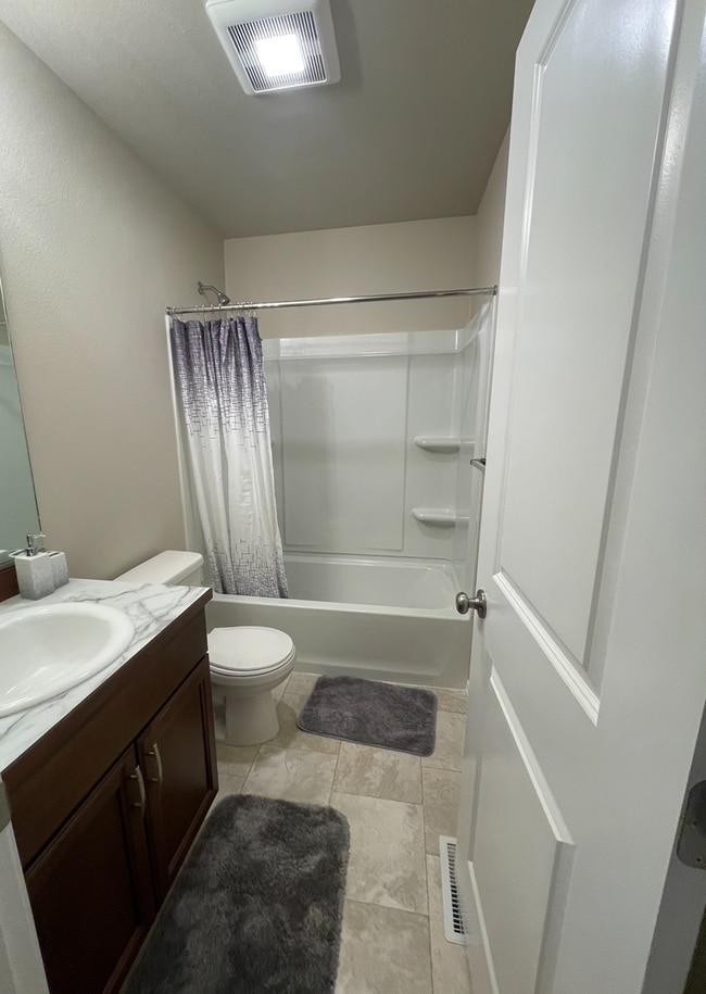 Building Photo - Spacious 3 bedroom/2 bathroom/2 car garage Ranch style home in Palmer with Soaring ceilings and m...