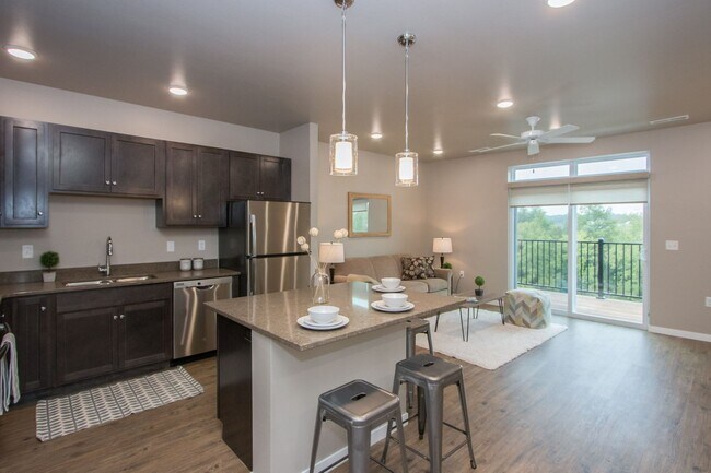 Building Photo - Spacious 1-bedroom, 1.5 bath, 1st floor, w...