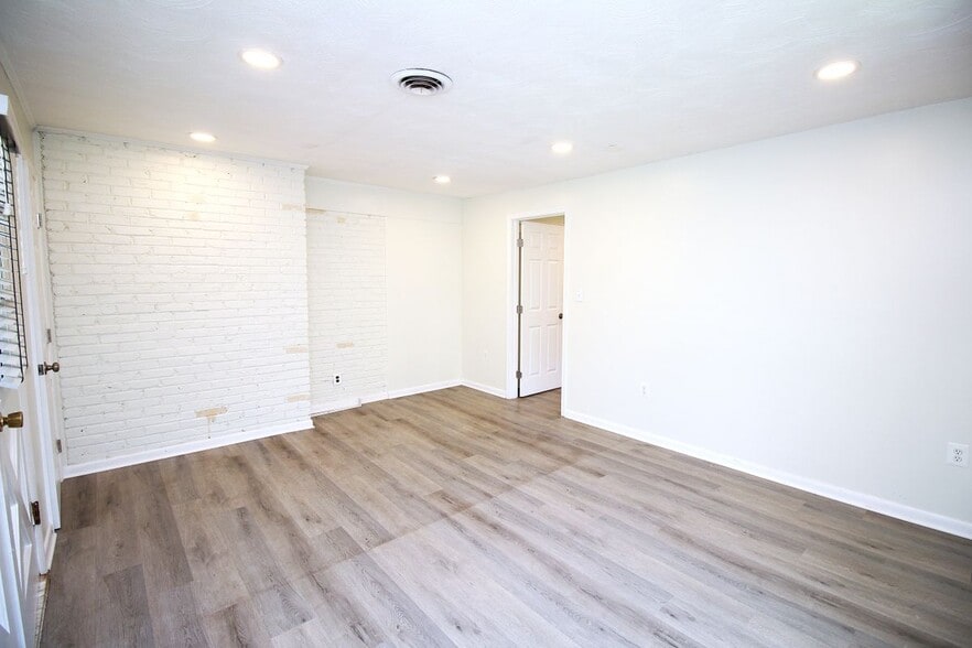 Building Photo - 11703 Caplinger Rd