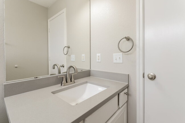 Building Photo - 2608 Hill Street Cove