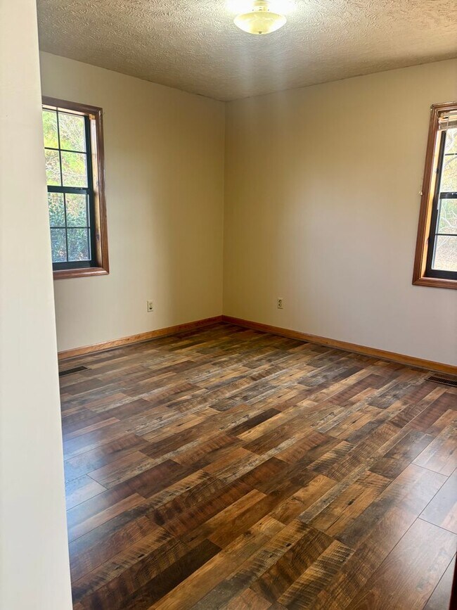 Building Photo - Deposit Special !