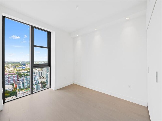 Building Photo - 700 NE 24th St