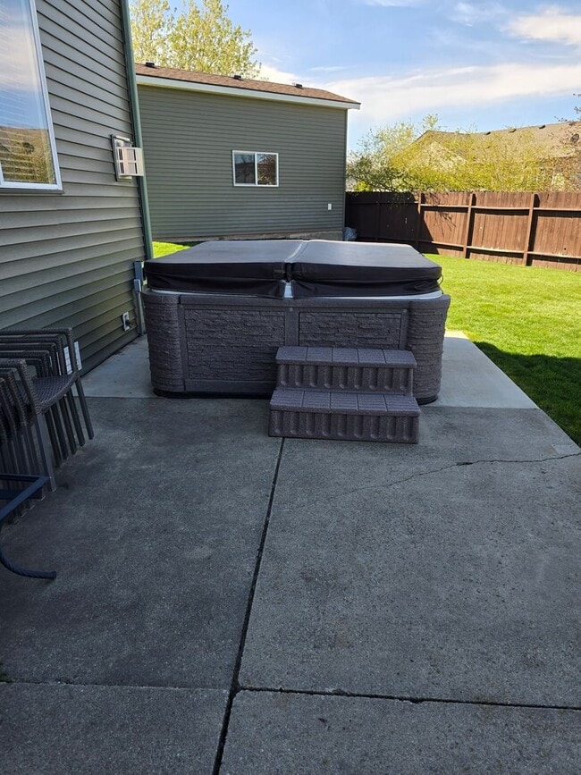 Building Photo - Beautiful 5 bedroom 2.5 bath home with 3 car garage and an additional Custom Shop in Post Falls!