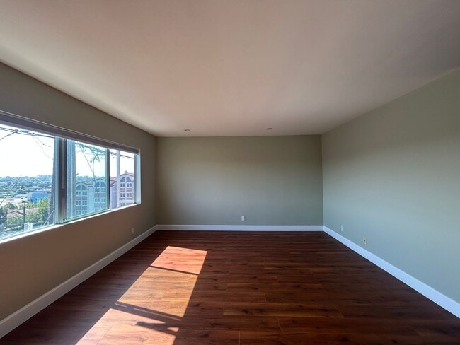 Building Photo - Spacious 2 bedroom