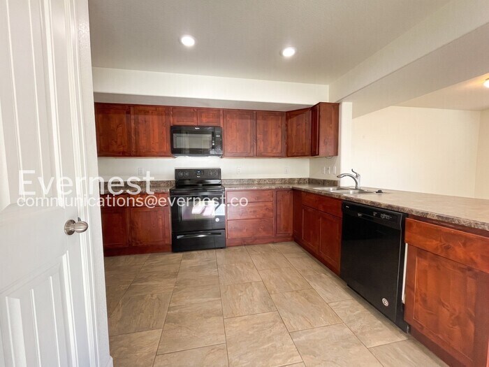 Building Photo - 3194 Fairmont Dr