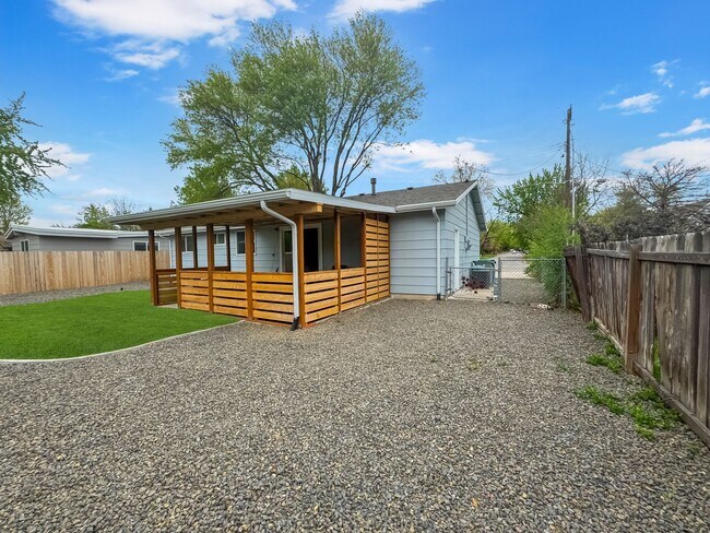 Building Photo - Immaculate Single-Level Home