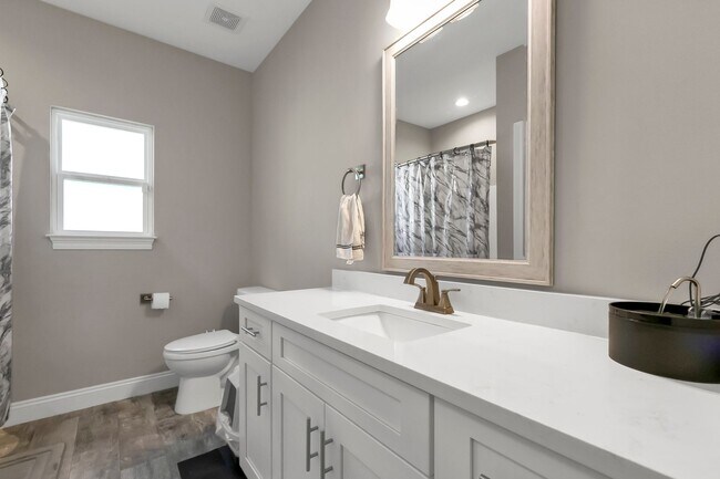 Building Photo - Solar Panel Home in East Navarre!