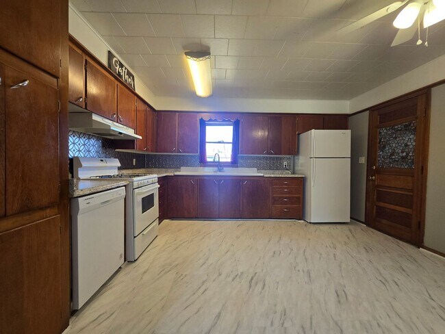 Building Photo - 3 bed 1 bath in Tecumseh!
