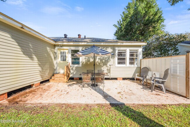 Building Photo - 107 Acadian Dr