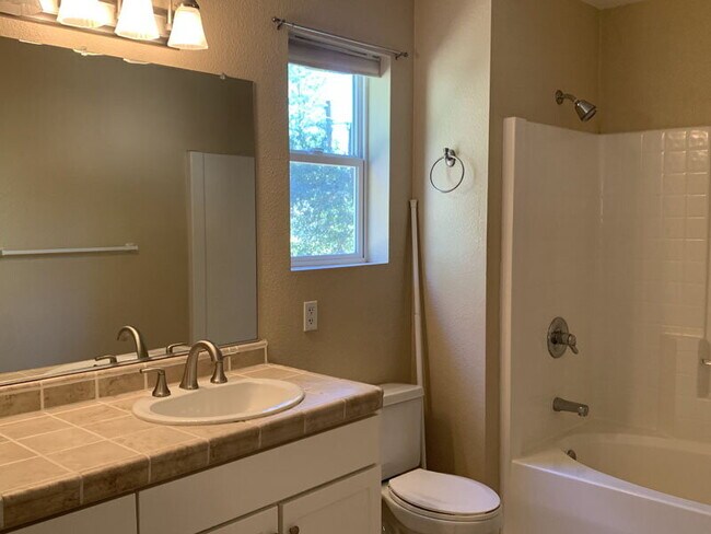 Building Photo - Spacious 2-bedroom home near Lyons Park; rent includes water