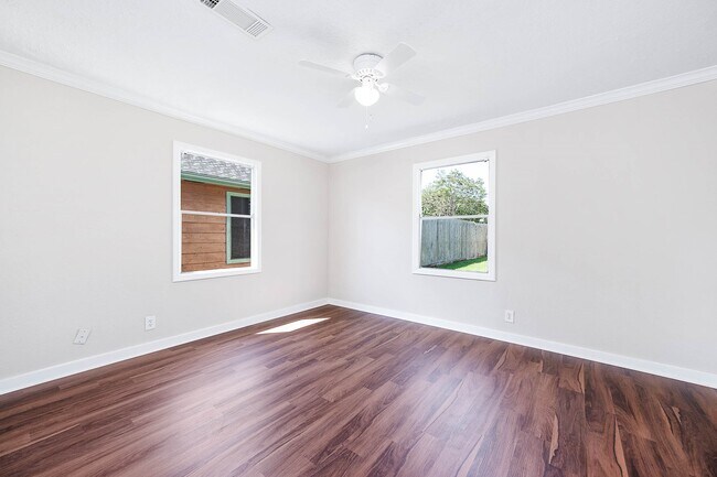 Building Photo - 2214 11th Ave N