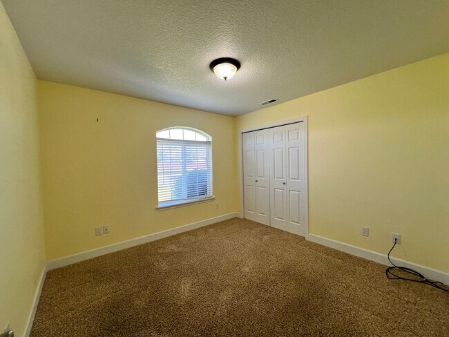 Building Photo - Well Maintained Home in Pelican Point Comm...