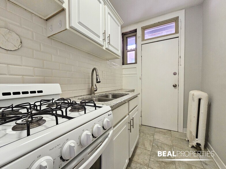 Building Photo - 542 W Surf St