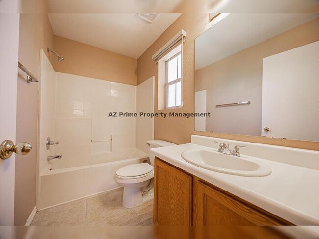 Building Photo - 670 E Mariposa Pl