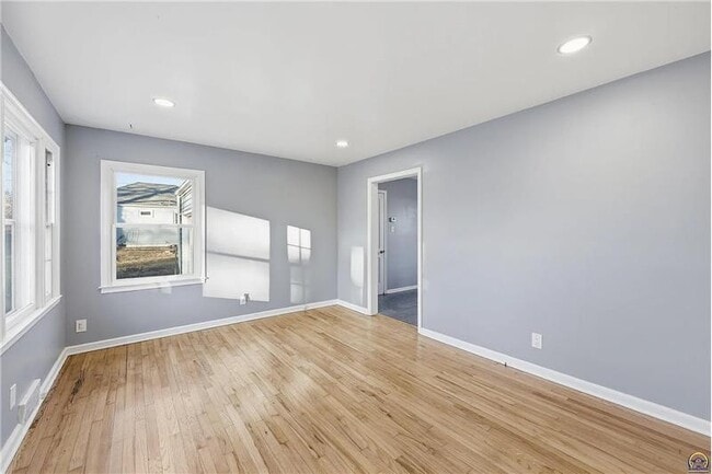 Building Photo - 2116 SW Plass Ave