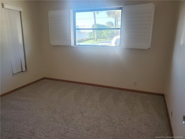 Building Photo - 4203 NE Skyline Dr