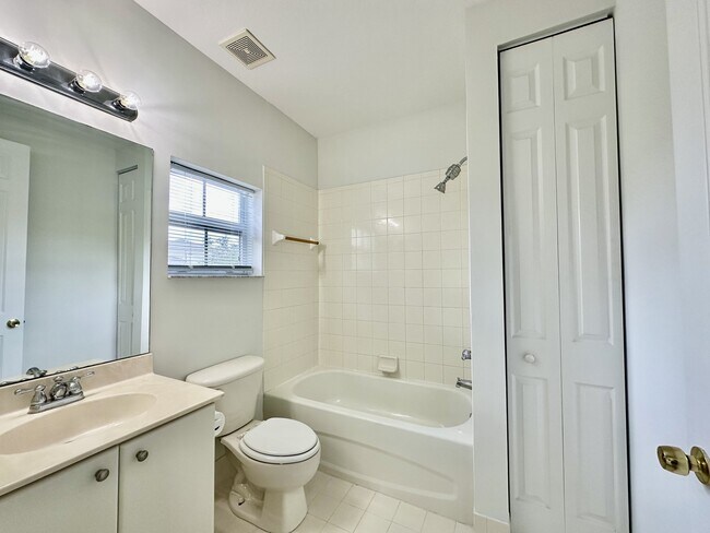 Building Photo - 1425 Mariposa Cir