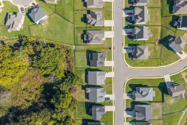 Building Photo - Luxury Meets Comfort: 5-Bed Beauty with Ch...