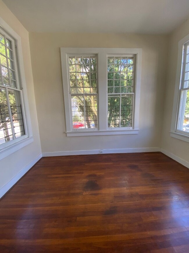 Building Photo - 2BD/1BA with natural light, hardwood floor...