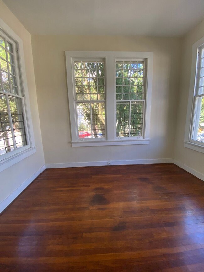 Building Photo - 2BD/1BA with natural light, hardwood floors, off street parking STEPS from Campus