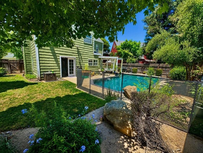 Building Photo - Beautiful Woodward Park 3/3 in Gated Community