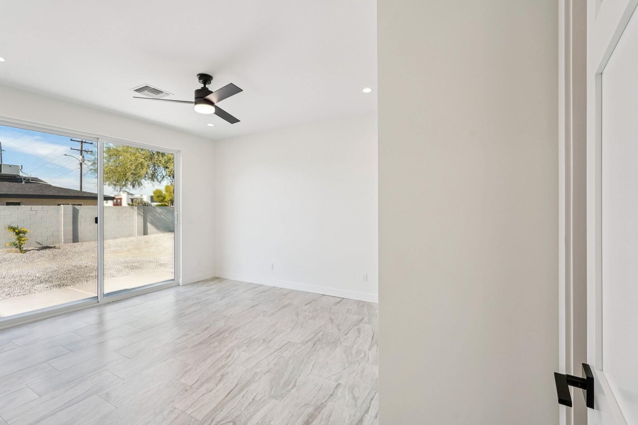 Building Photo - 910 E Roma Ave