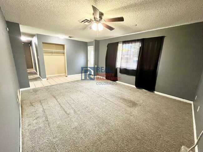 Building Photo - 425 Rosewood Dr