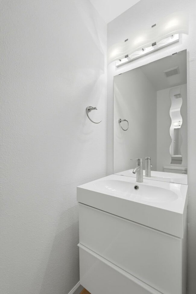 Building Photo - Beautiful 5-bed, 3.5 bath townhome steps from hiking trails and West Pearl St