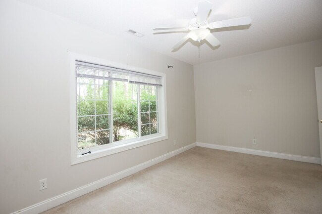 Building Photo - "Spacious 3-Bedroom Retreat with 3200 Sq Ft of Comfort in Seven Lakes!"