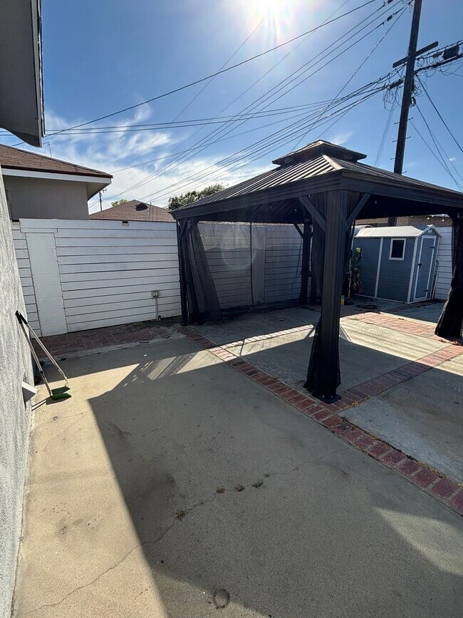 Building Photo - Spacious 3-Bedroom Home with Backyard & 2-Car Garage in Lakewood