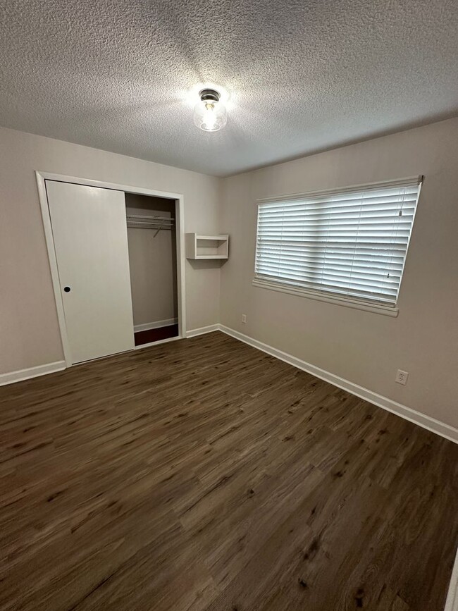 Building Photo - 3 bedroom 2 bath townhouse in Midtown!! Av...