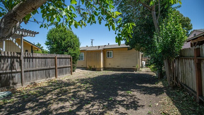 Building Photo - Charming 2 bedroom 1 bath!